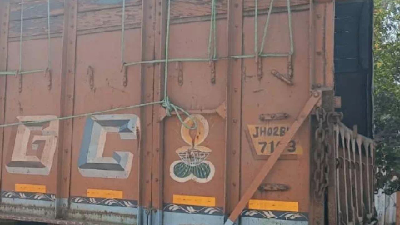 A truck loaded with ganja worth Rs 2 crore was caught in MP.