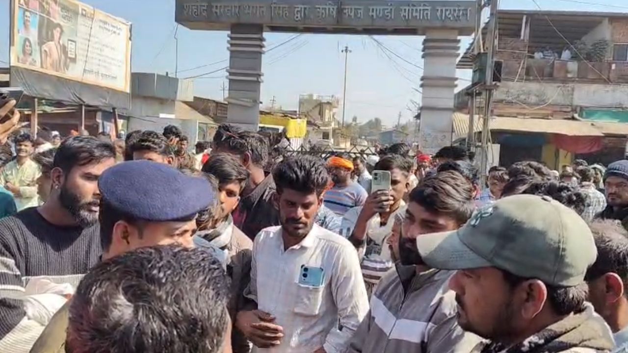 Administrative officials gathered to help the farmers protesting on the road in Raisen.