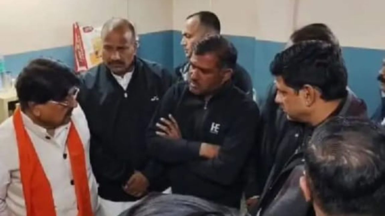 Cabinet Minister Kailash Vijayvargiya met the family members and enquired about their well-being.