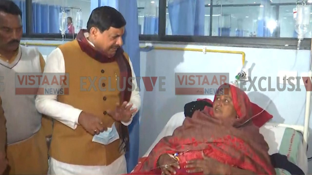 The Chief Minister met the people suffering from contaminated water and enquired about their well-being.