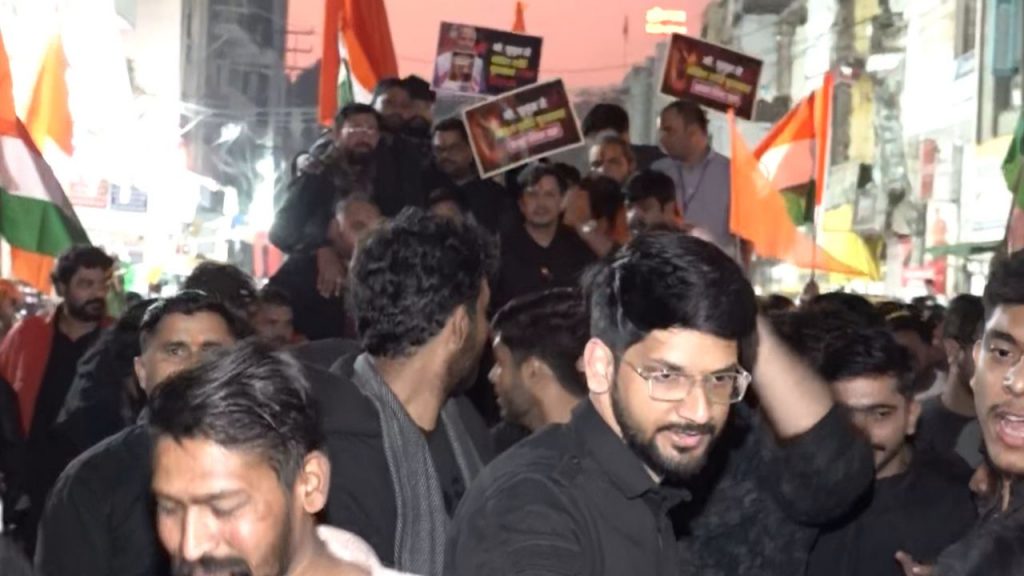 Protest against Bangladesh in Indore under the leadership of Akash Vijayvargiya.