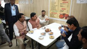 Chief Minister Dr. Mohan Yadav sat down with the restaurant staff and enjoyed poha and jalebi.