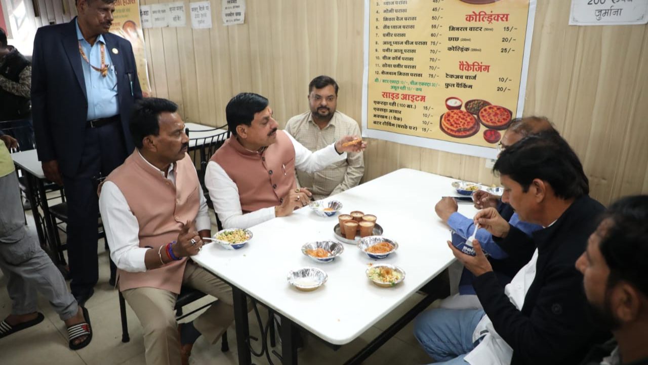 Chief Minister Dr. Mohan Yadav sat down with the restaurant staff and enjoyed poha and jalebi.
