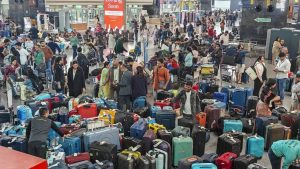 Crowds of passengers gathered at the airport after the cancellation of Indigo flight. (File Photo)