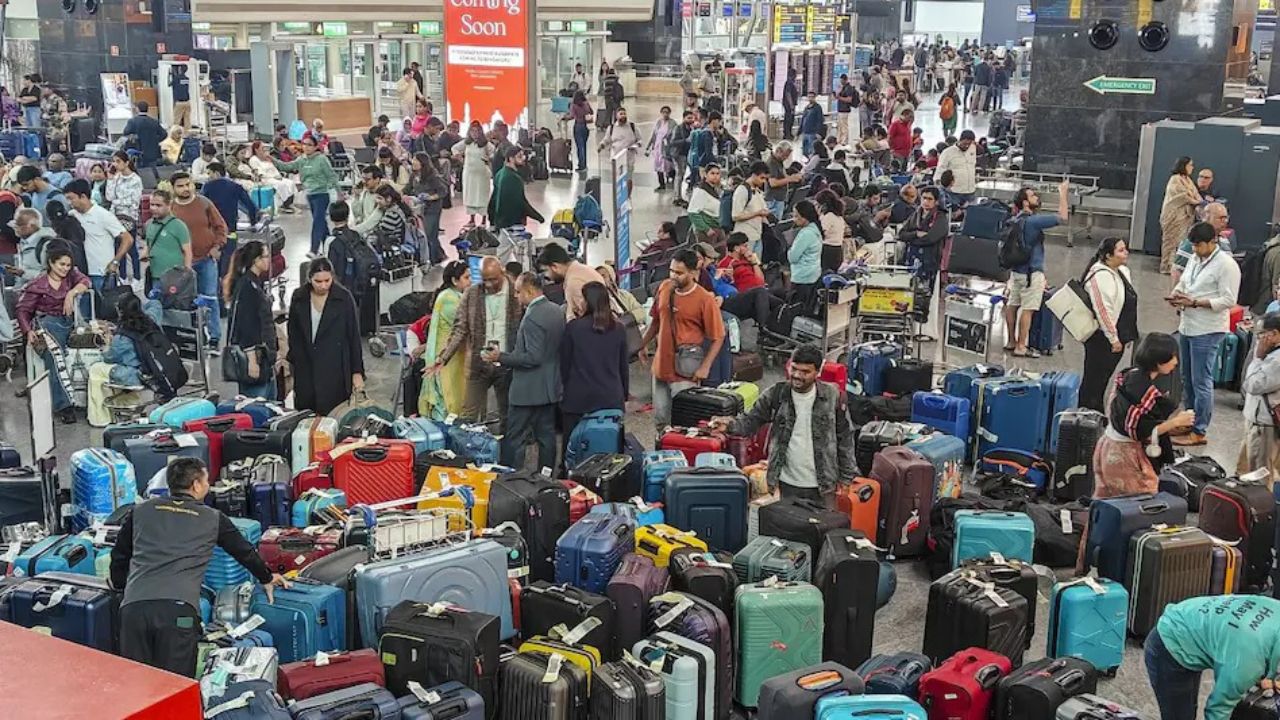 Crowds of passengers gathered at the airport after the cancellation of Indigo flight. (File Photo)