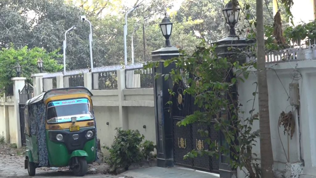 In Bhopal, thieves fed meat to dogs and stole 18 lakh rupees in one hour.