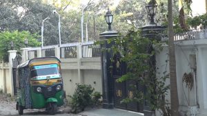 In Bhopal, thieves fed meat to dogs and stole 18 lakh rupees in one hour.