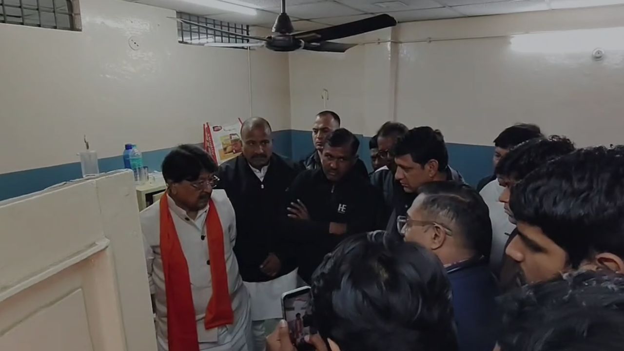 Several people fell ill after drinking contaminated water in Indore; Kailash Vijayvargiya met with the victims.