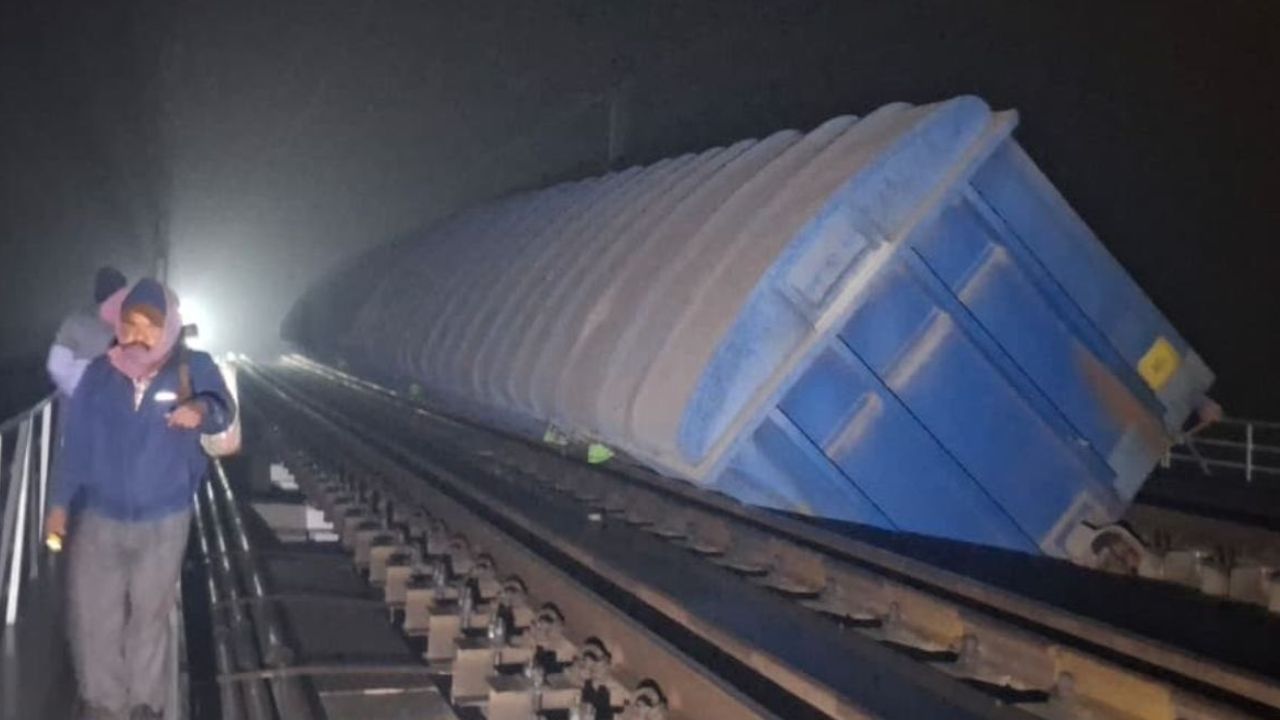 Twelve wagons of a goods train derailed in Jamui Bihar disrupting traffic on the Delhi-Howrah railway line