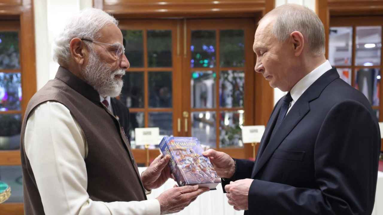 pm_modi_gifts_geeta_to_putin