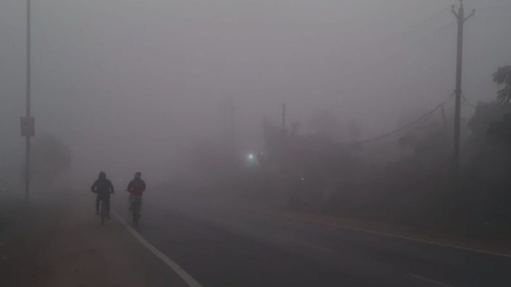 The temperature dropped to 5.4 degrees Celsius in Rajgarh and Pachmarhi, and an orange alert for fog has been issued for 12 cities.