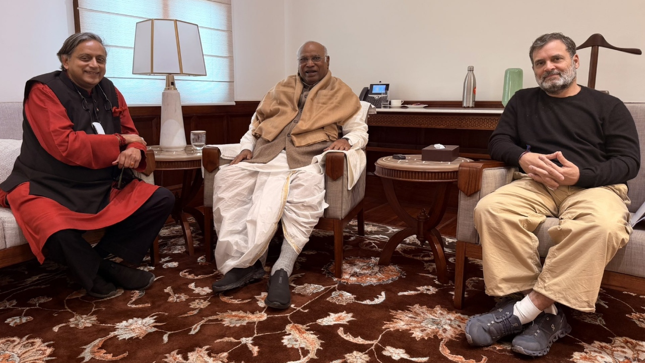 Shashi Tharoor Meet Rahul Gandhi and Mallikarjun Kharge