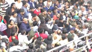 BJP and Congress workers clashed with each other in Indore over deaths due to contaminated water.