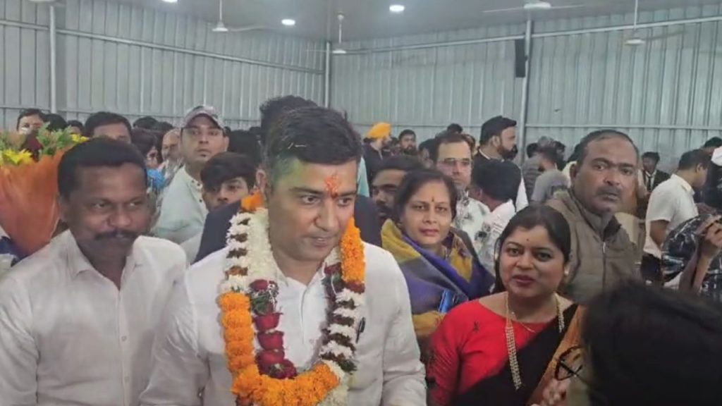 Congress workers gave a warm welcome to Chaitanya Baghel on his arrival in Durg.