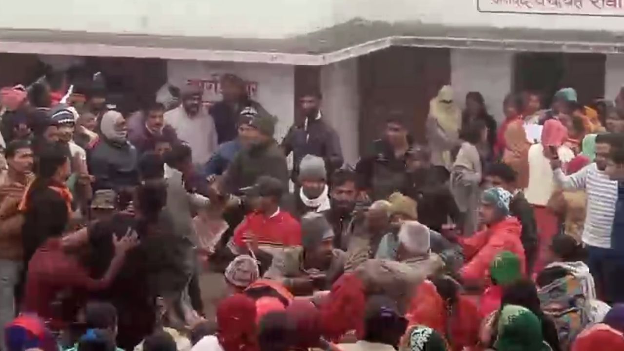 There was a fight for fertilizer in Rewa.