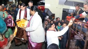 The Chief Minister served tea at the night shelter and distributed blankets to the needy.