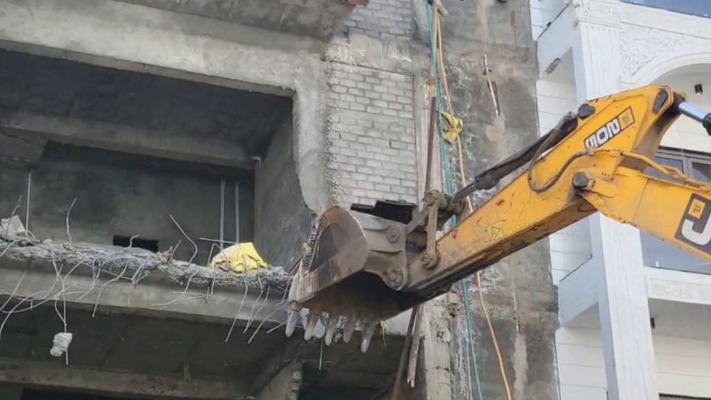 Municipal Corporation's bulldozer ran on illegal construction in Ujjain.