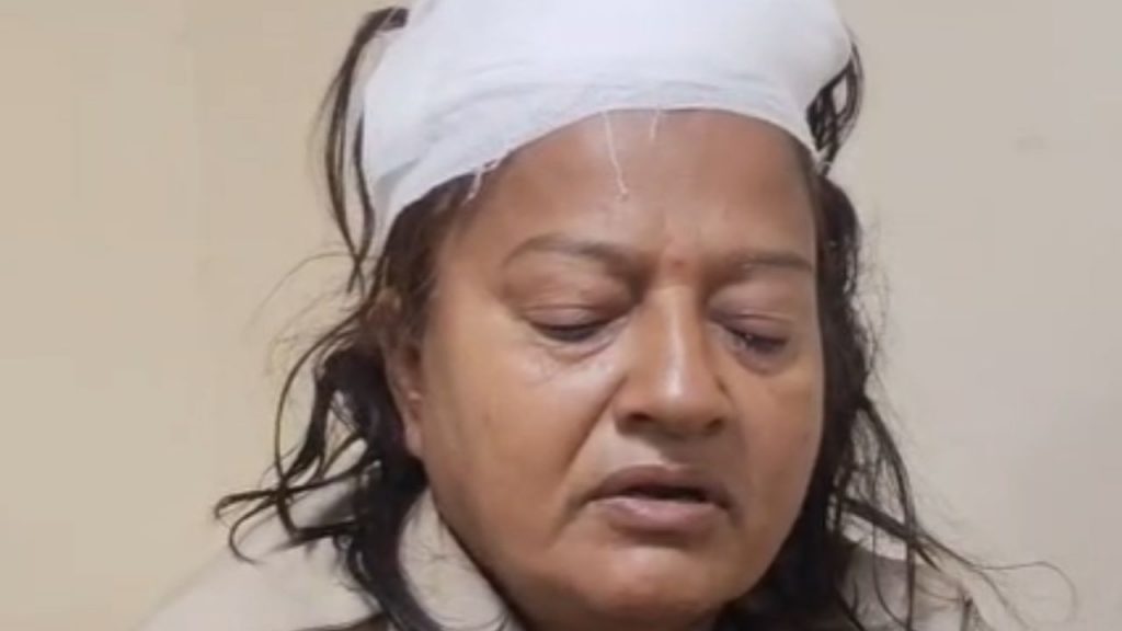 After the attack, the woman constable was admitted to the hospital.