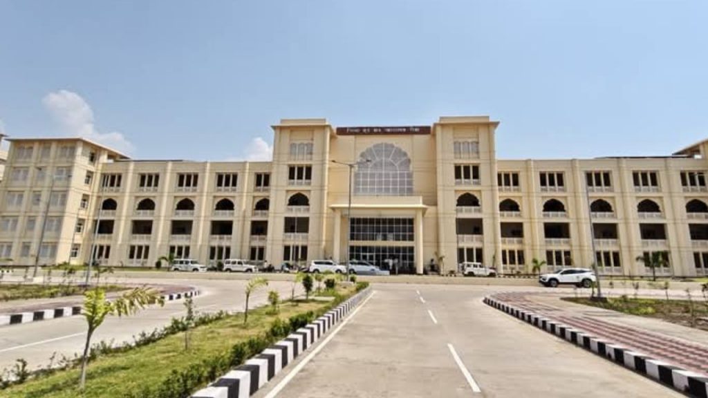 Rewa court receives bomb threat; bomb squad team conducting search.