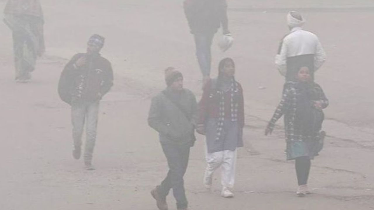 Madhya Pradesh is experiencing a severe cold wave; holidays have been declared in 15 districts, including Indore and Jabalpur.