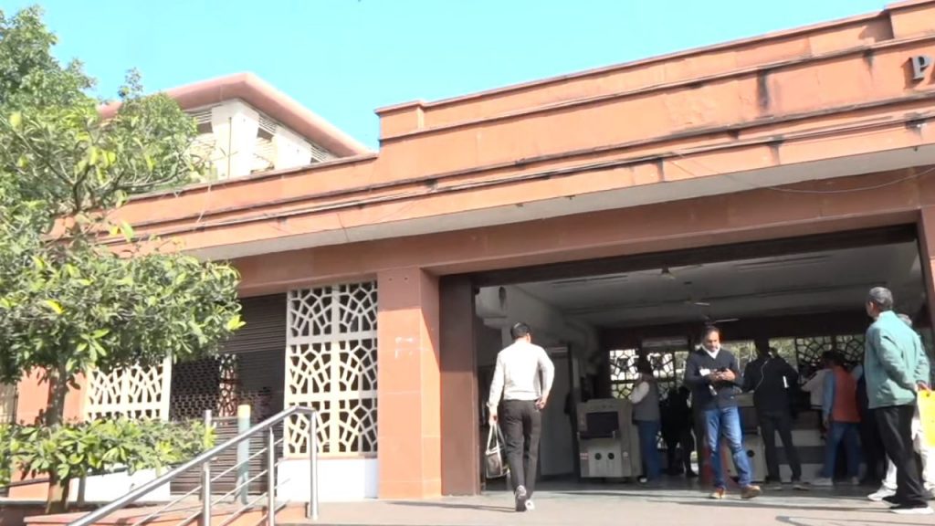 Despite Chief Minister Mohan Yadav's strict orders, officers and employees are still arriving late to the office.