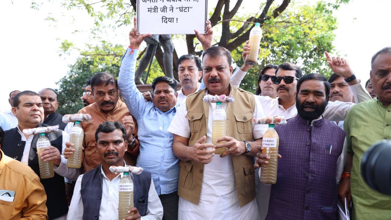 Congress workers staged a protest