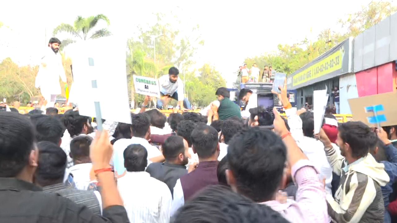 FIR registered against workers of both the parties after clash between Congress and BJP workers.