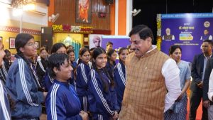 Chief Minister Dr. Mohan Yadav discussed the examination with the students.
