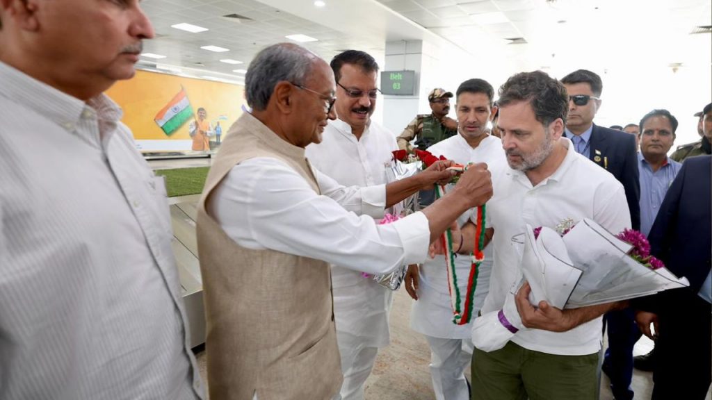 On reaching Bhopal, Rahul Gandhi was welcomed by Digvijay Singh.