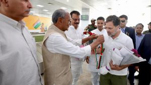 On reaching Bhopal, Rahul Gandhi was welcomed by Digvijay Singh.