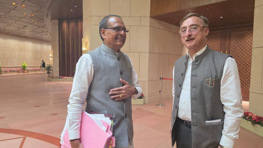 Shivraj Singh Chouhan and Vivek Tankha met in the Lok Sabha premises.
