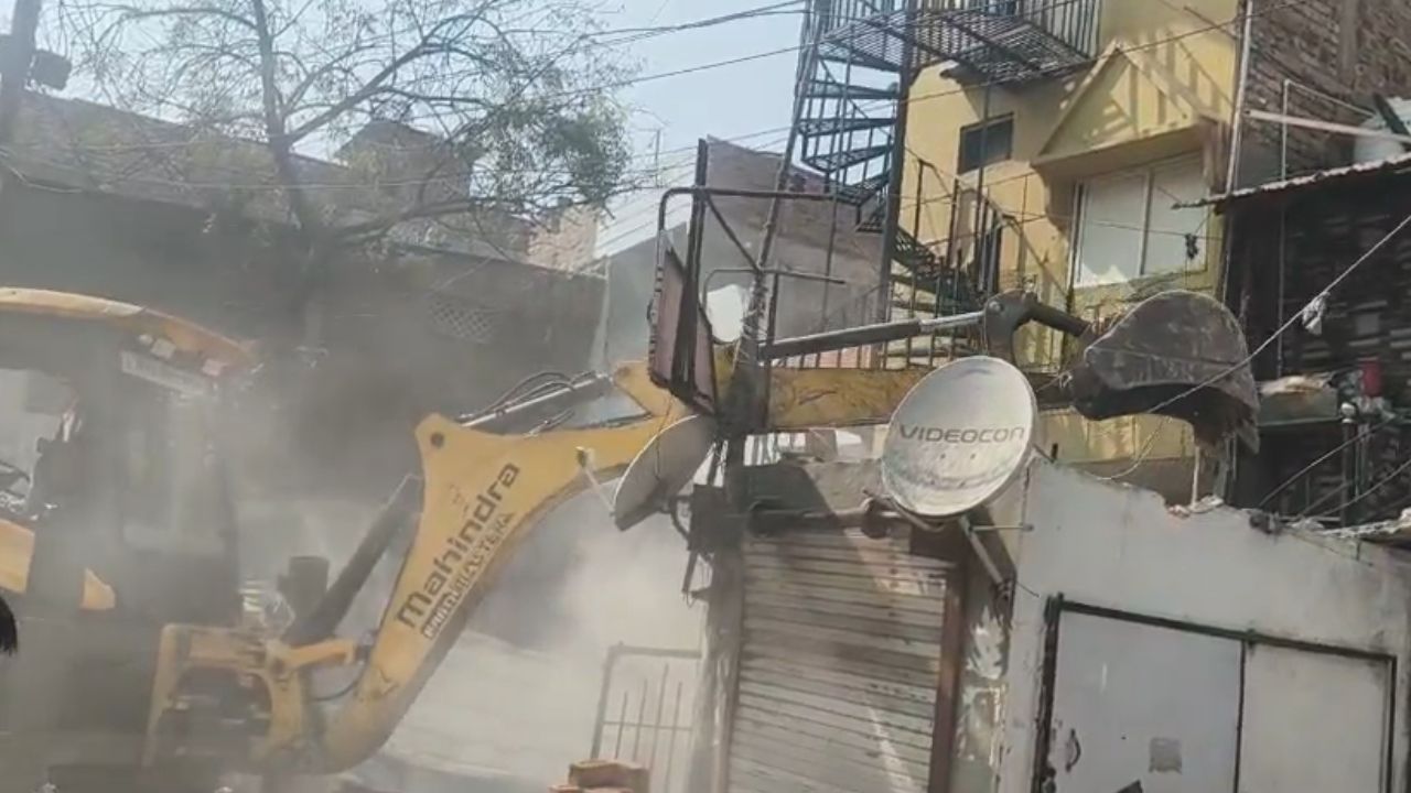 The corporation's bulldozer ran on illegal construction in Indore.