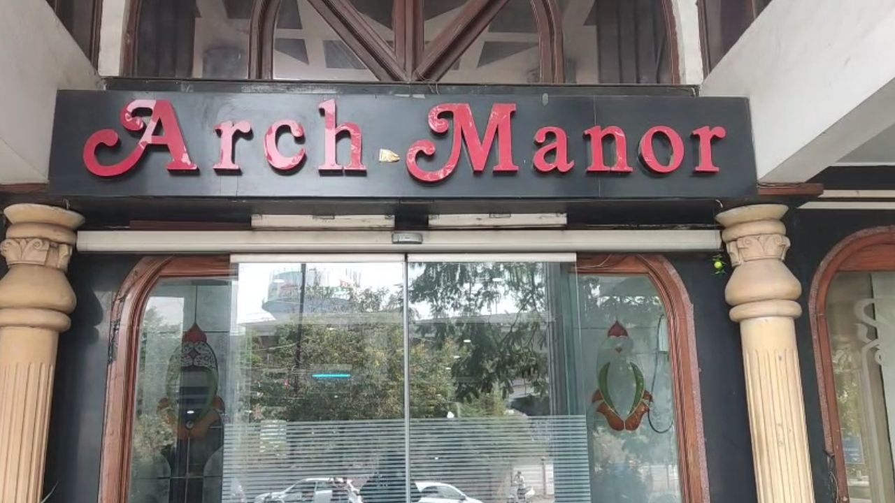 The body of an employee was found lying in the water tank of Arch Manor Hotel.