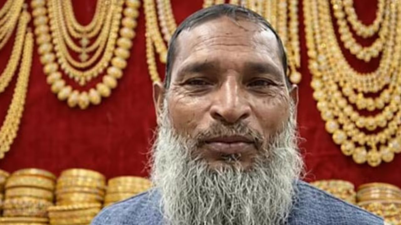 The junk dealer returned jewellery worth Rs 15 lakh.