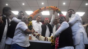 Naseemuddin Siddiqui joined the Samajwadi Party in the presence of Akhilesh Yadav.