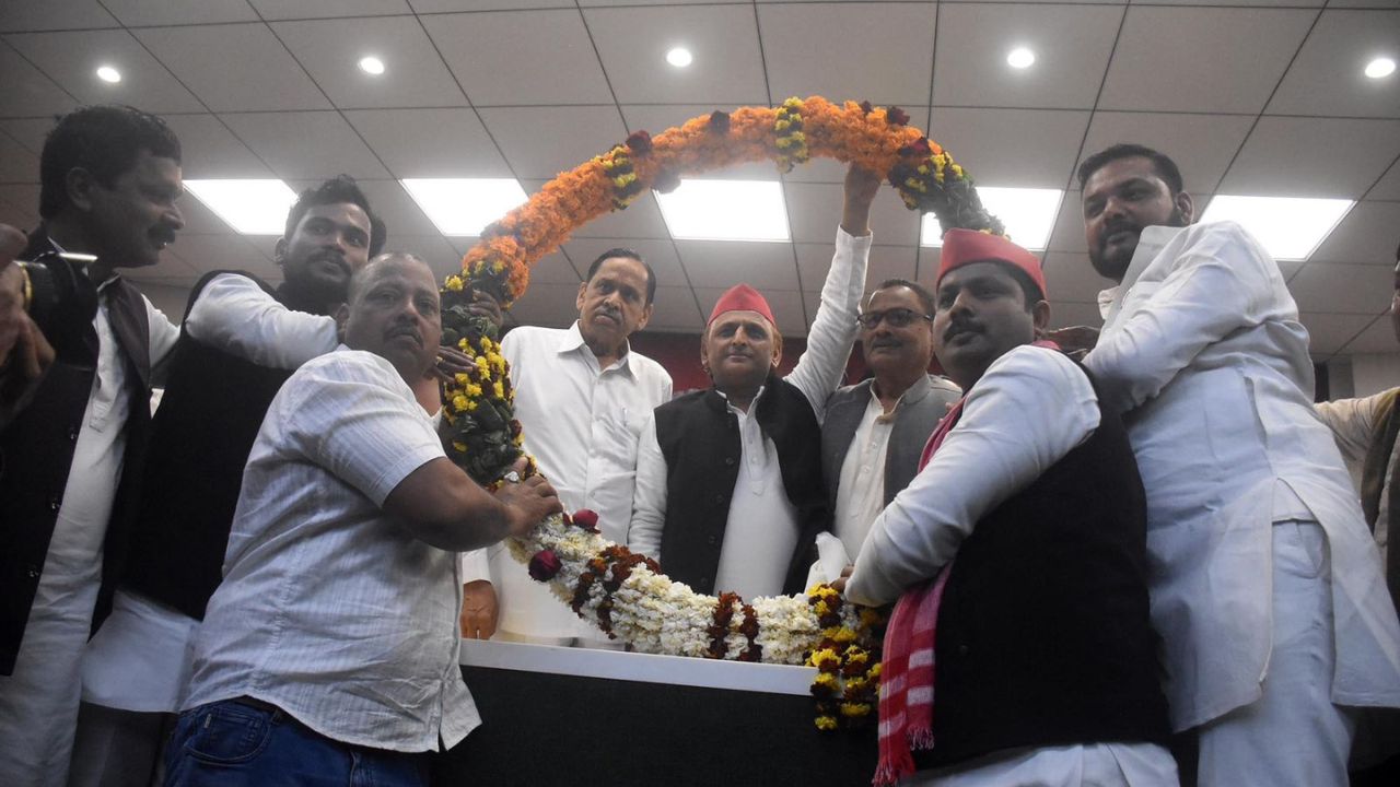 Naseemuddin Siddiqui joined the Samajwadi Party in the presence of Akhilesh Yadav.