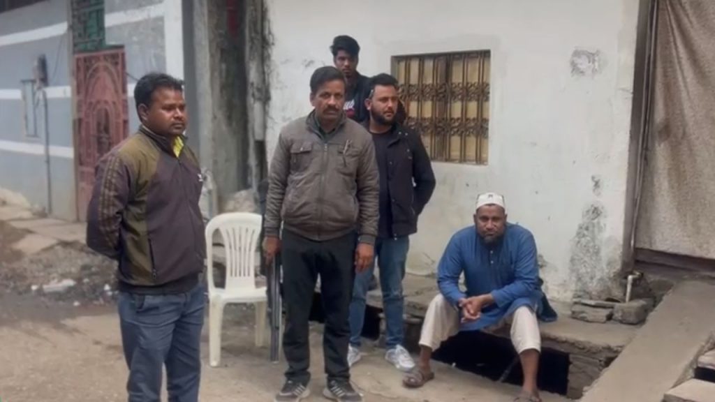 bhopal electricity bill defaulters house outside security guards deployed