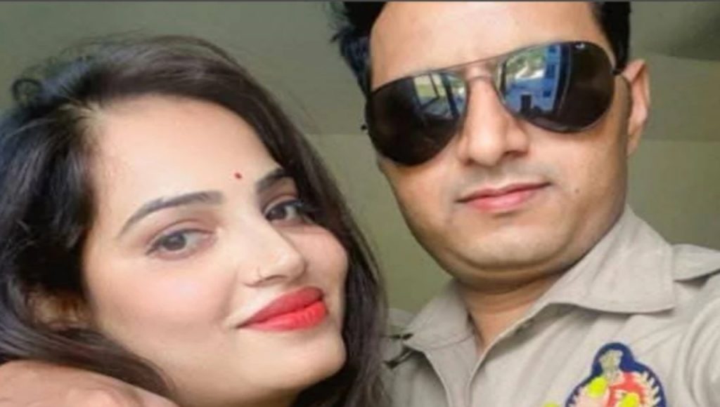 Agra police Constable With Girlfriend
