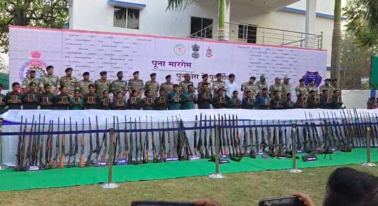 Bijapur: देश का सबसे बड़ा नक्सल डंप रिकवर, करोड़ों रुपये, 7.2 किलो सोना के  साथ 25 नक्सलियों ने किया सरेंडर