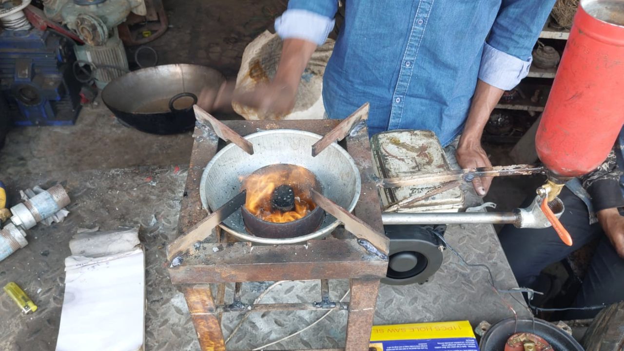 Amid the LPG crisis, a furnace was made from used engine oil.