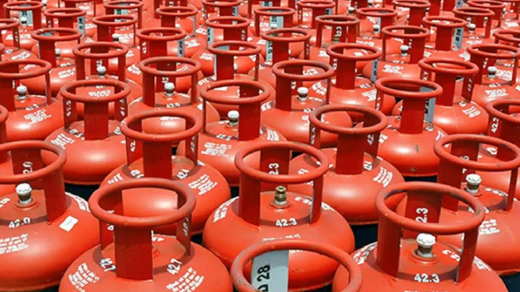 MP में कमर्शियल LPG सिलेंडरों के वितरण पर नया आदेश, स्कूल और  ढाबा-रेस्टोरेंट के लिए जारी हुआ कोटा