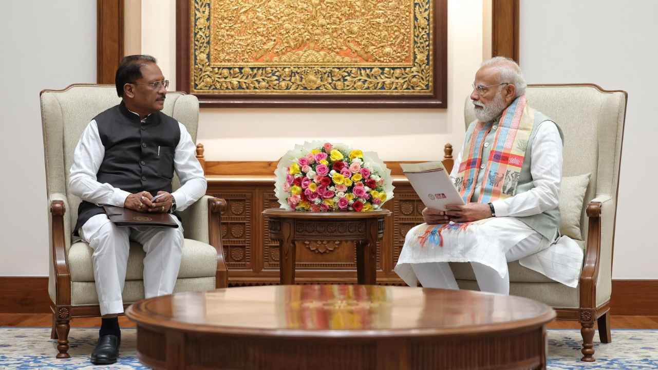 बस्तर 2.0 की शुरुआत, CM साय ने पीएम मोदी को सौंपा विकास का ब्लूप्रिंट, बस्तर  आने का दिया निमंत्रण