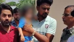 In connection with the case of a two-year-old girl found abandoned in Sheopur, the police have arrested a couple from Indore.