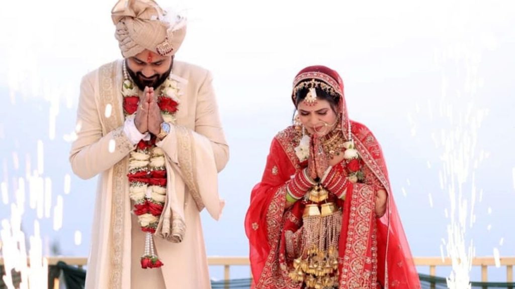 सपा सांसद धर्मेंद्र यादव की पूर्व पत्नी मोनिका यादव ने बीजेपी नेता के साथ शादी की.