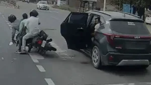 In Morena, two people died after opening the car door in the middle of the road.