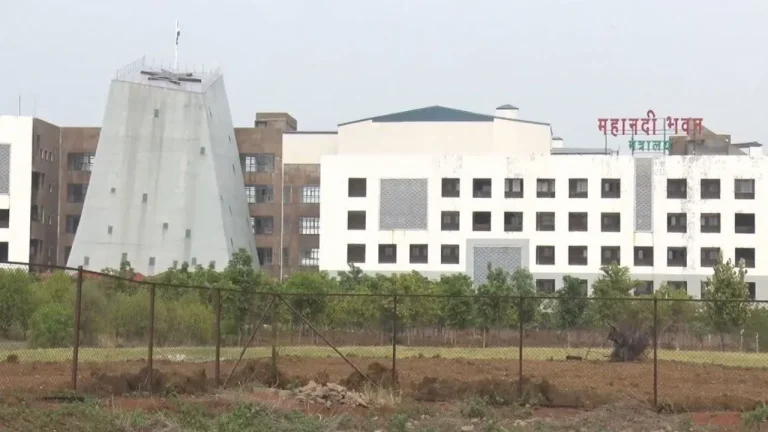 अगले साल कम मिलेंगी छुट्टियां! छत्तीसगढ़ का सरकारी कैलेंडर जारी, होली-दिवाली समेत देखें पूरी लिस्ट