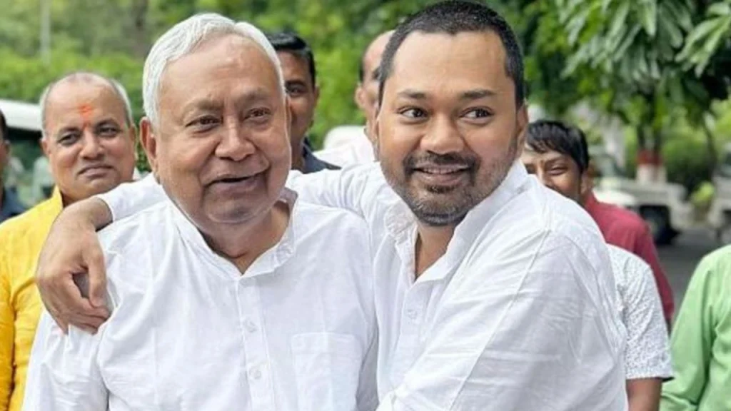 सीएम नीतीश कुमार और उनके बेटे निशांत कुमार (File Photo)