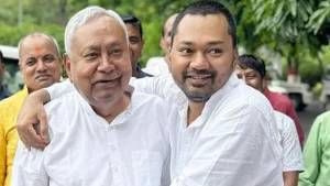 सीएम नीतीश कुमार और उनके बेटे निशांत कुमार (File Photo)