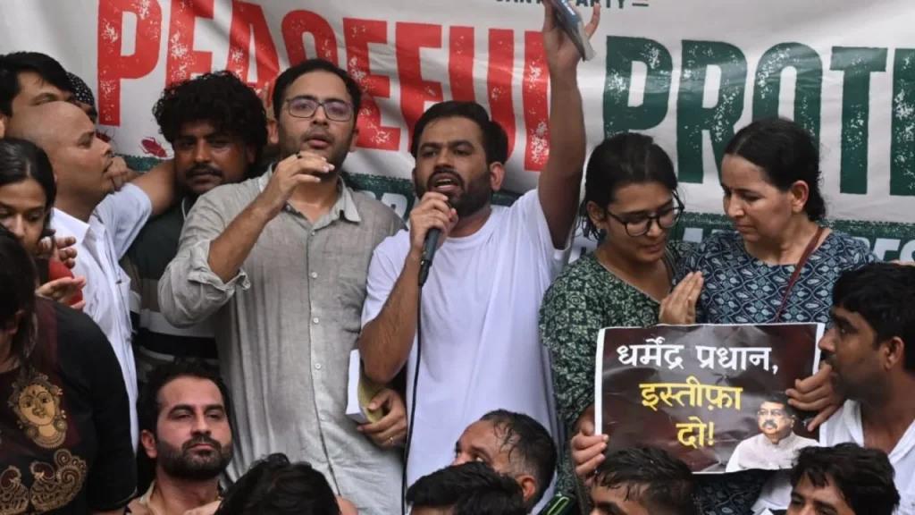 कॉकरोच जनता पार्टी का विरोध प्रदर्शन