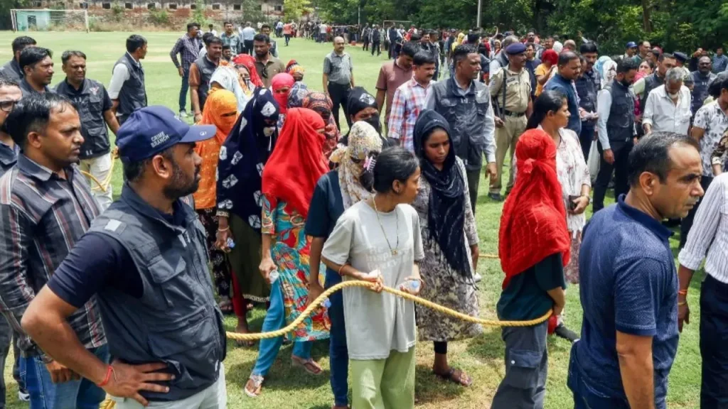 बांग्लादेश बॉर्डर पर मौजूद नागरिक